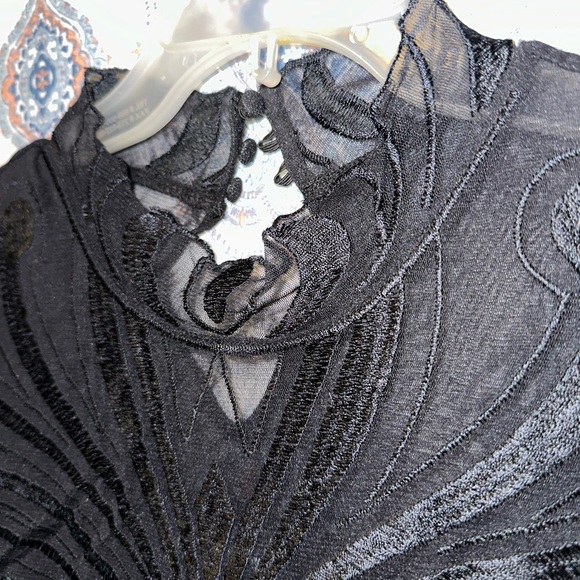 Very cute top hardly ever worn for real for real and it’s just very cute - Picture 4 of 6